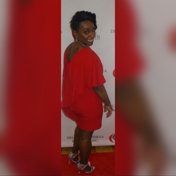 Red capelet shift dress - Picture 3 of 4